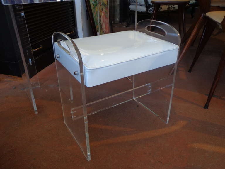Mirrored Lucite Dressing Table With Bench In Good Condition In Pound Ridge, NY