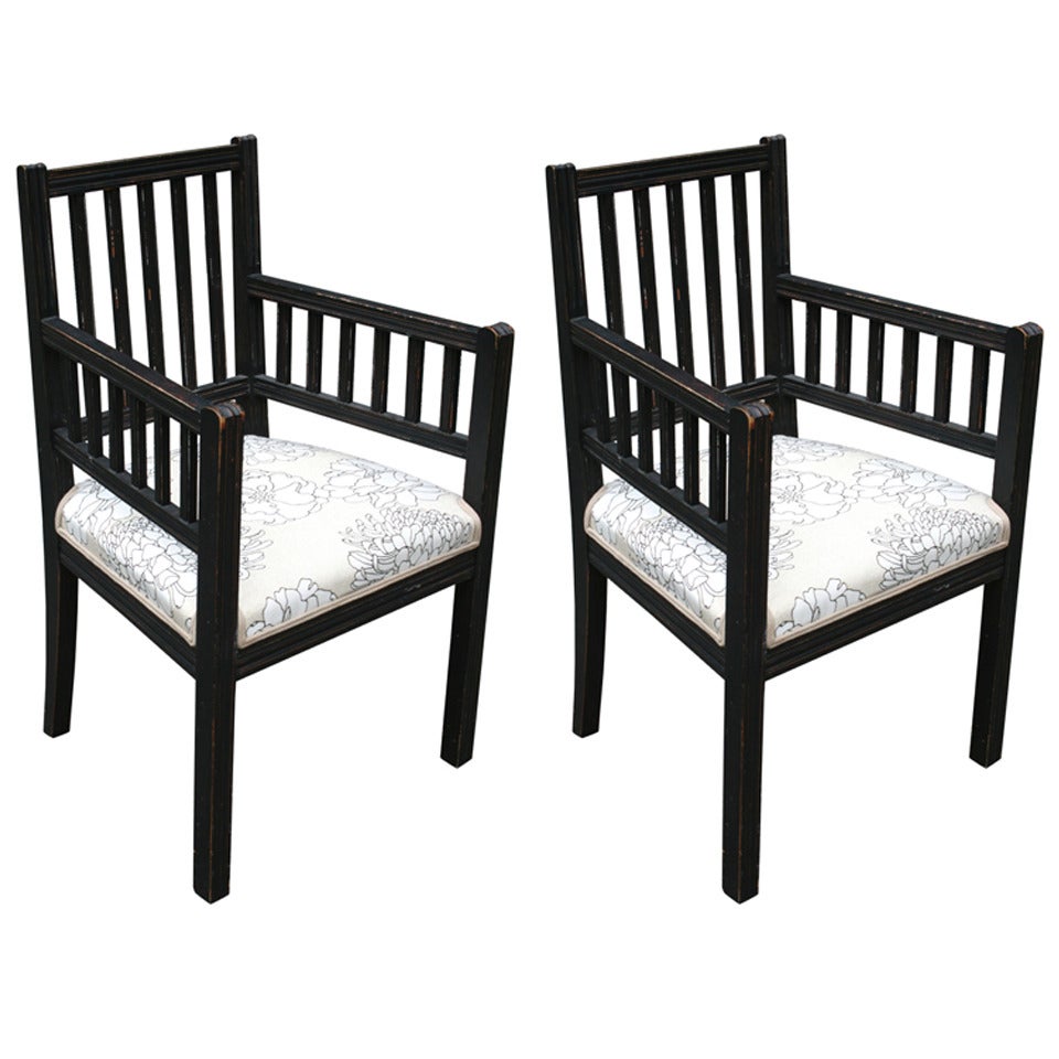Paire de fauteuils peints à lattes avec assise tapissée