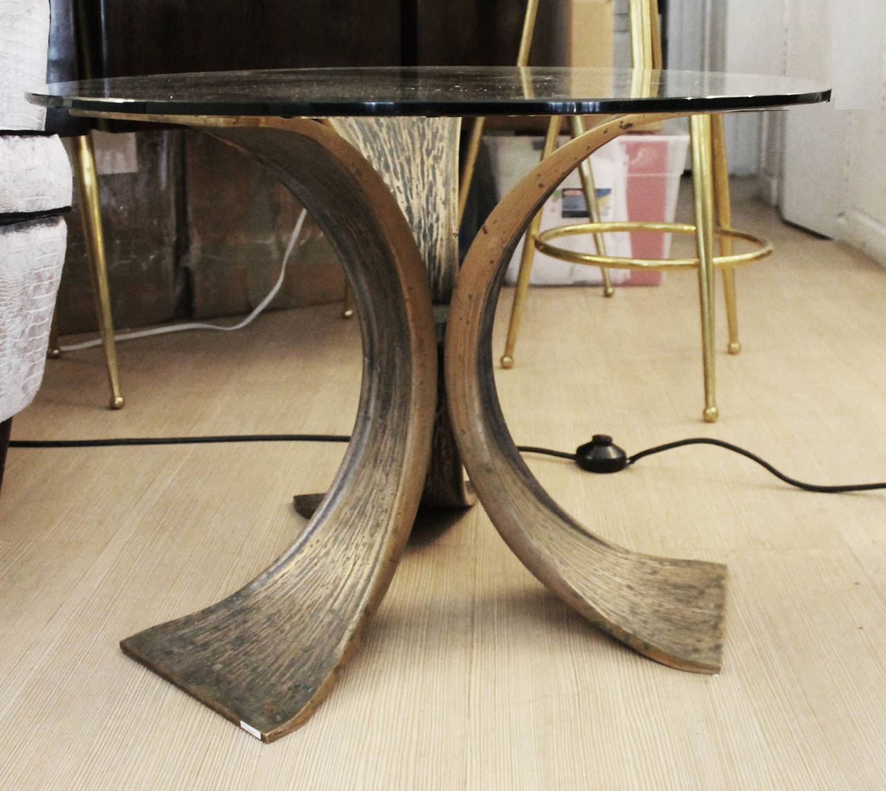 The table is made with three cast bronze arc shaped and ribbed legs joined in the middle. This a Classic design by Luciano Frigerio. Son of a high end furniture maker active since 1889, Luciano Frigerio (1928-1999) goal was to create sculpture
