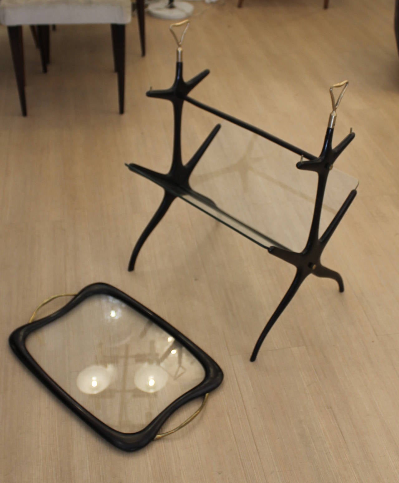 Refined Side Table and Magazine Stand with Removable Tray, Italy, 1950s In Excellent Condition In New York, NY
