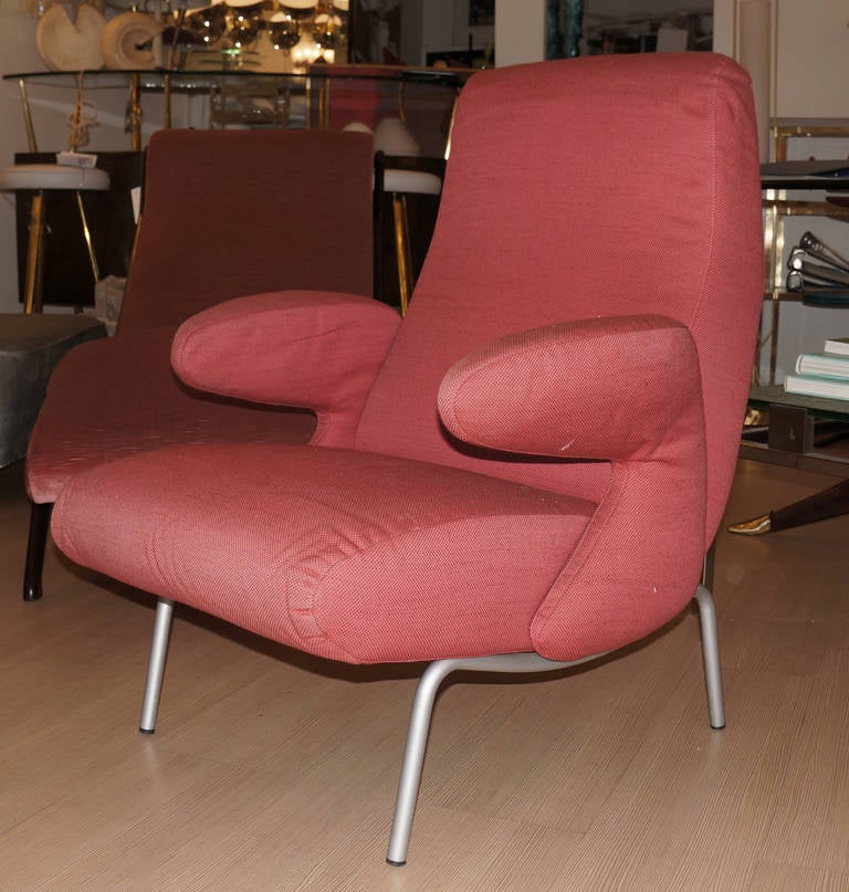 The Dolphin club chair is considered one of the best Italian armchair designs of the 1950s. It was designed in 1954 by Ernesto Carboni for Arflex one of the most innovative Italian seating companies of the time. Original fabric.