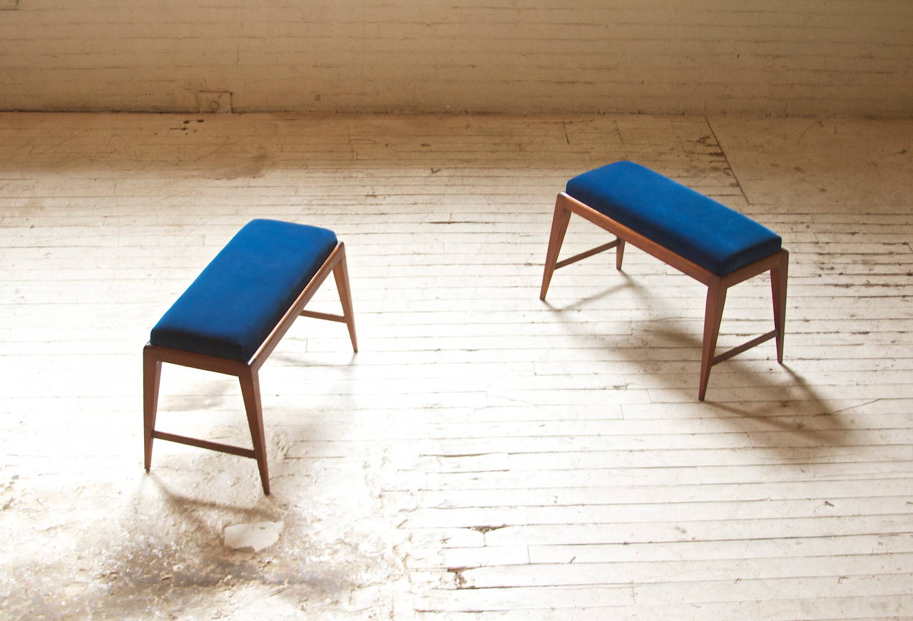 Elegant pair of late 1940s benches in the style of Gio Ponti with mahogany base and royal blue velvet silk upholstery.