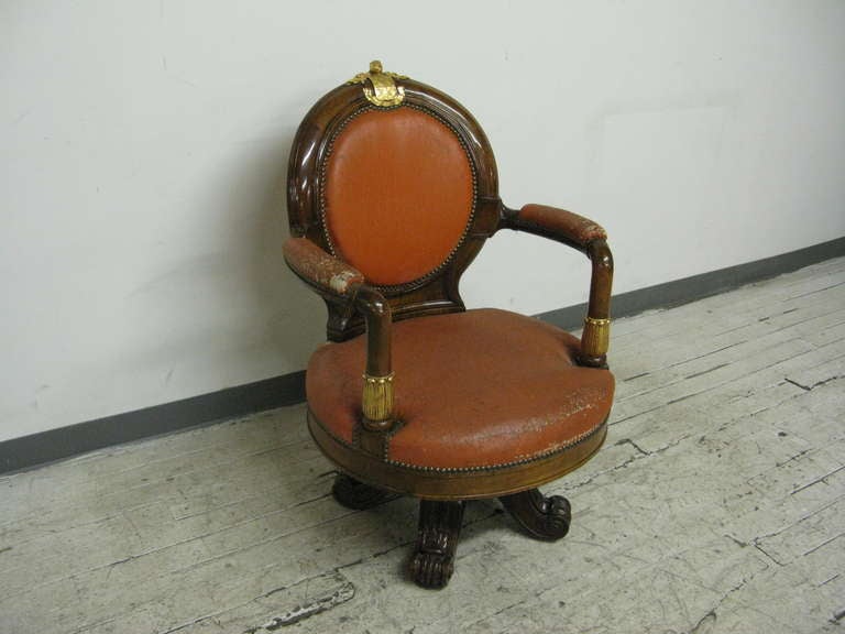 Good quality antique 19th century French neoclassical armchair in Cuban mahogany frame, with gilded motif and leather upholstery, supported by nicely carved scrolled legs.