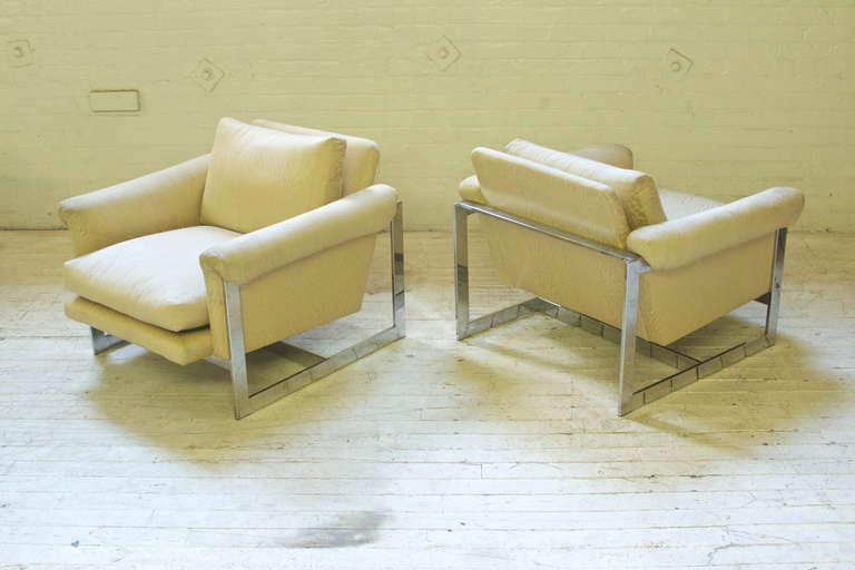 Pair of well-made, very comfortable Midcentury American lounge chairs attributed to Milo Baughman featuring a solid chrome frame with original textured-silk upholstery.