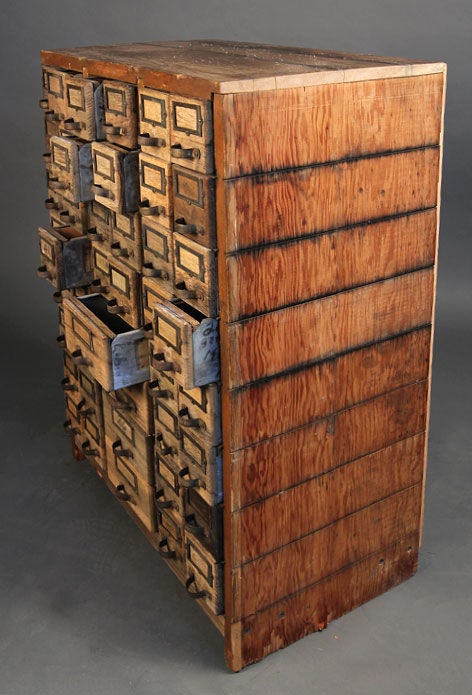Eine Sache, die ein Haushalt immer gebrauchen kann, ist mehr Stauraum.  Dieser Werkzeugschrank aus Holz im Vintage-Stil ist funktionell und modisch zugleich und setzt in jedem Raum ein markantes Zeichen.  Hier in der Galerie haben wir ihn auf einen