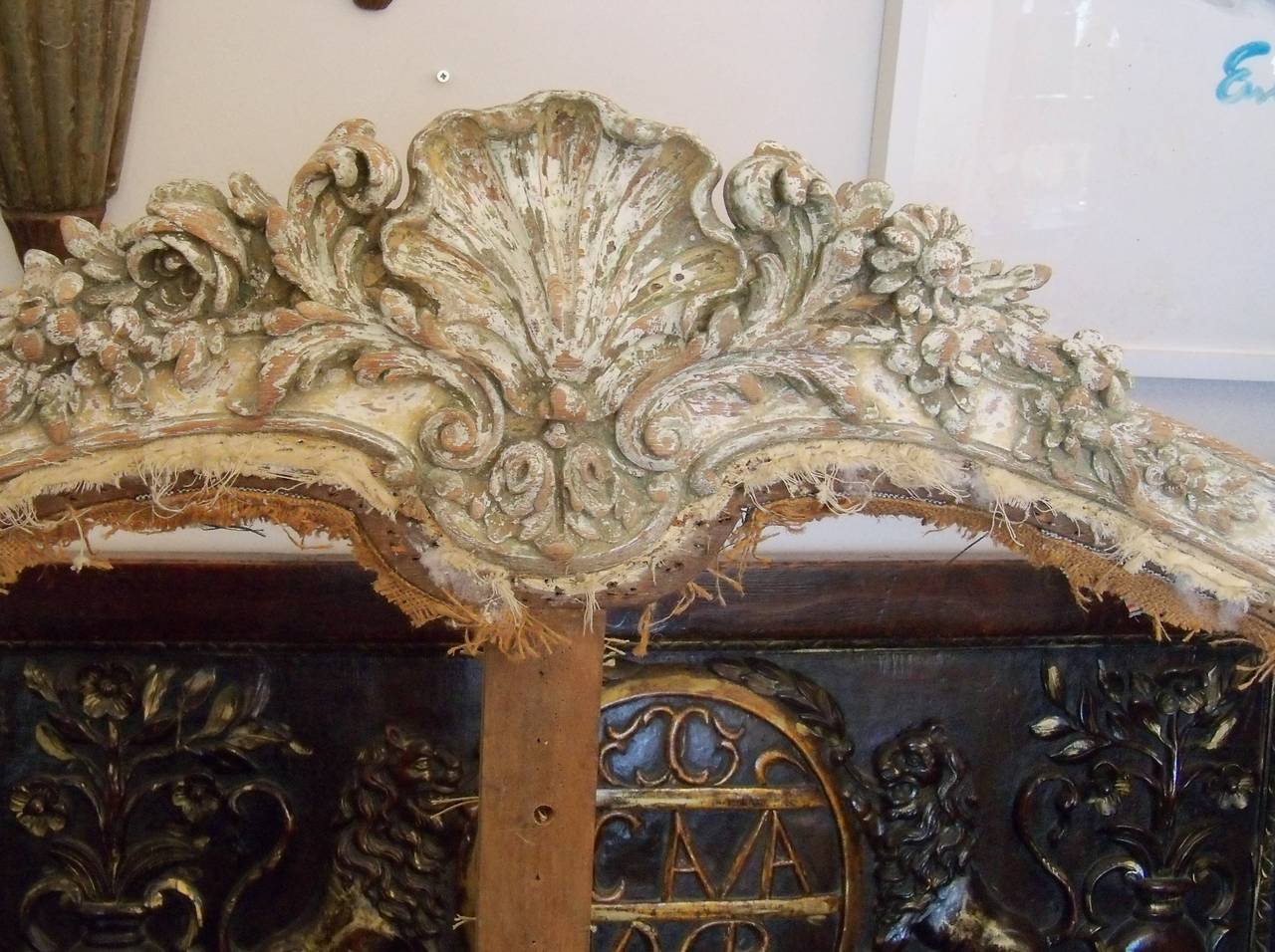 Delicate carved wood distressed painted bed, Italy, circa 1900-1920. The gracefully curved headboard is surmounted with a crest consisting of a central shell flanked by roses on one side and daisies on the other. Foliate and floral motifs are