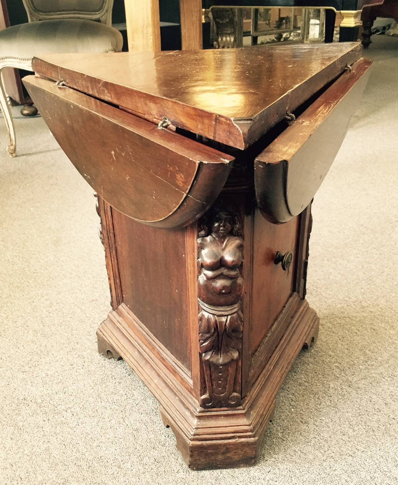 18th Century Italian Small Walnut Drop-Leaf Side Table In Good Condition In New Orleans, LA