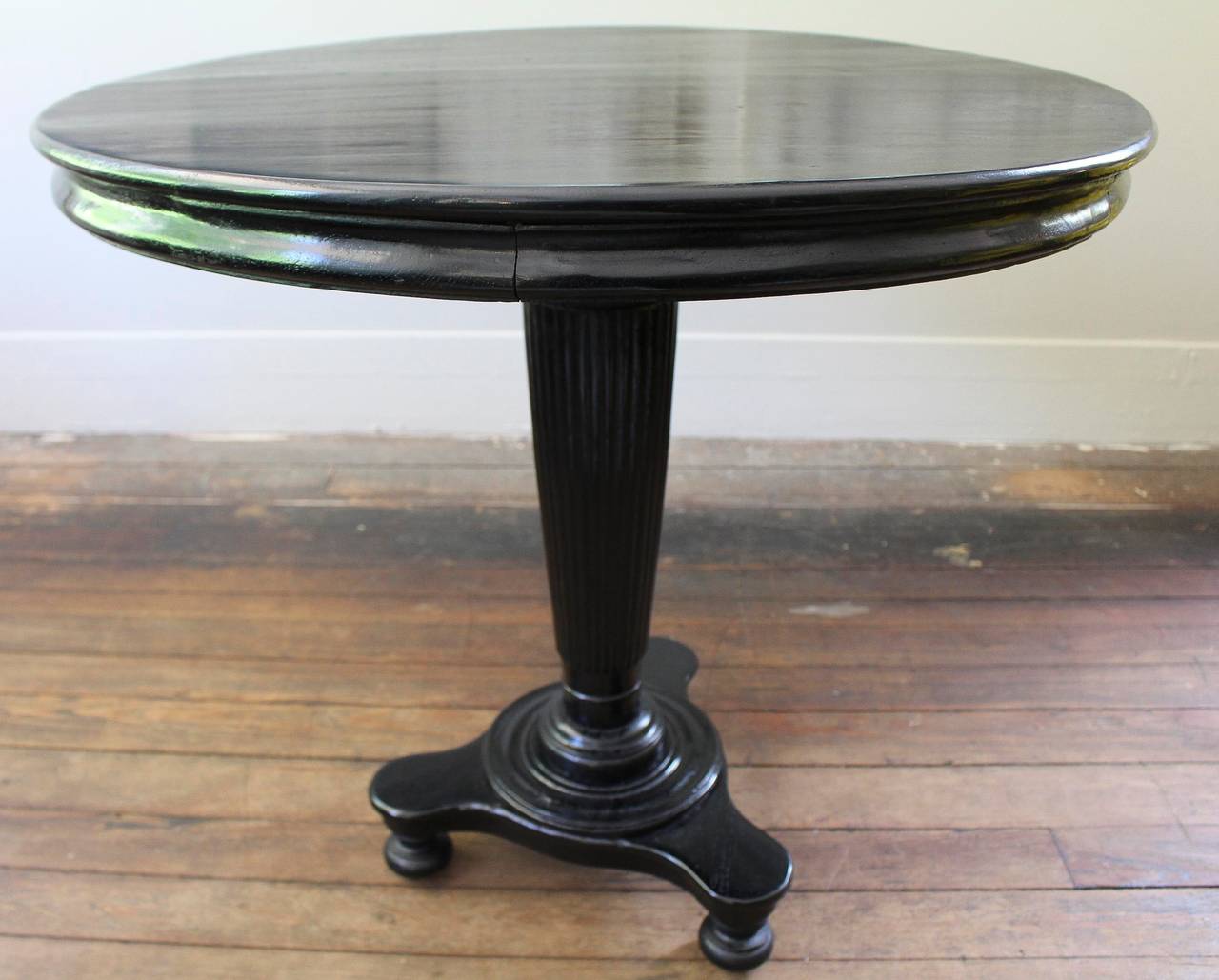 Ebonized Pedestal Table In Good Condition In New Preston, CT