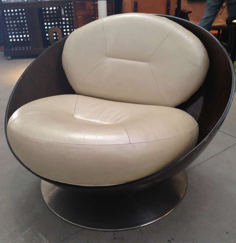 Poltrona Esfera by Ricardo Fasanelo upholstered in beige leather with metal base.