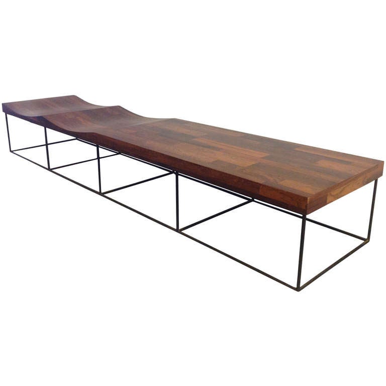 banc 102 de Jorge Zalszupin en parquet de jacaranda brésilien avec base en métal.