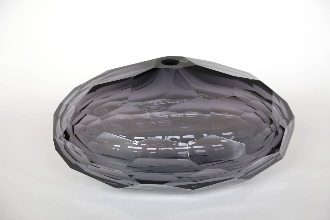 Vase aus facettiertem Murano-Glas Pedras, abgebildet in Amethyst und Grau, andere Farben erhältlich.