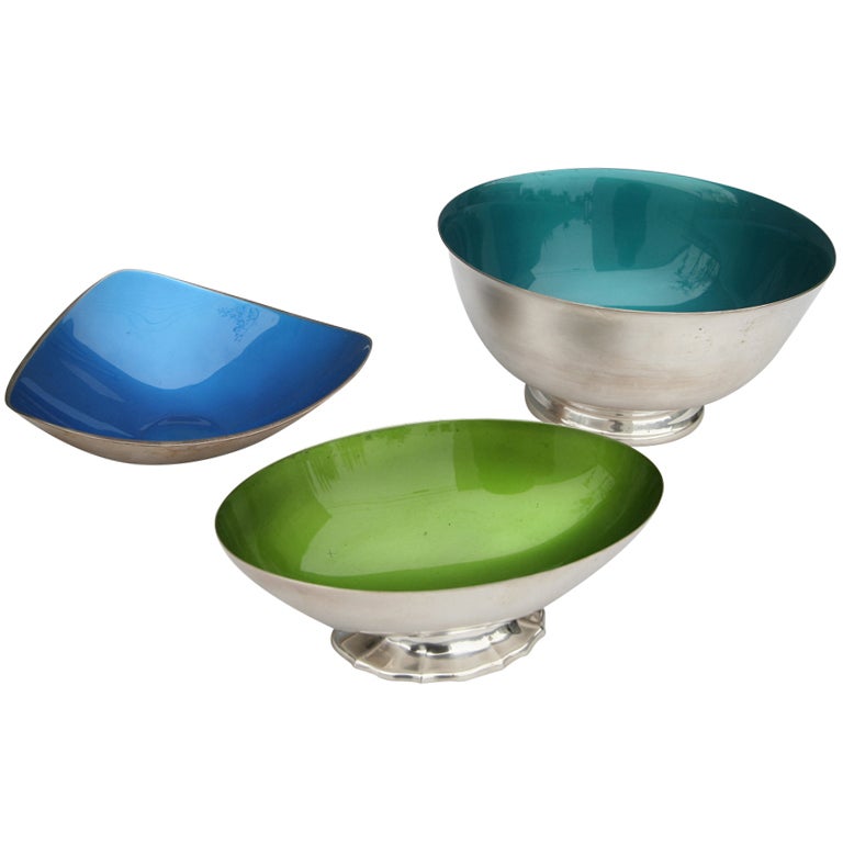 Centerpiece bowls Bring the warm colors of fall into your home with these beautiful and simple decorating projects. A smart mix of green tones, white, and flashes of fall color make this centerpiece feel like a fresh, modern cornucopia. Simple and rustic, this quick-to-make arrangement delivers what Southern Living.