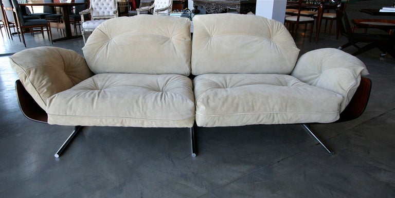 Rare Presidential sofa by Jorge Zalszupin from the 1960s, in Brazilian jacaranda beautifully upholstered in beige suede.