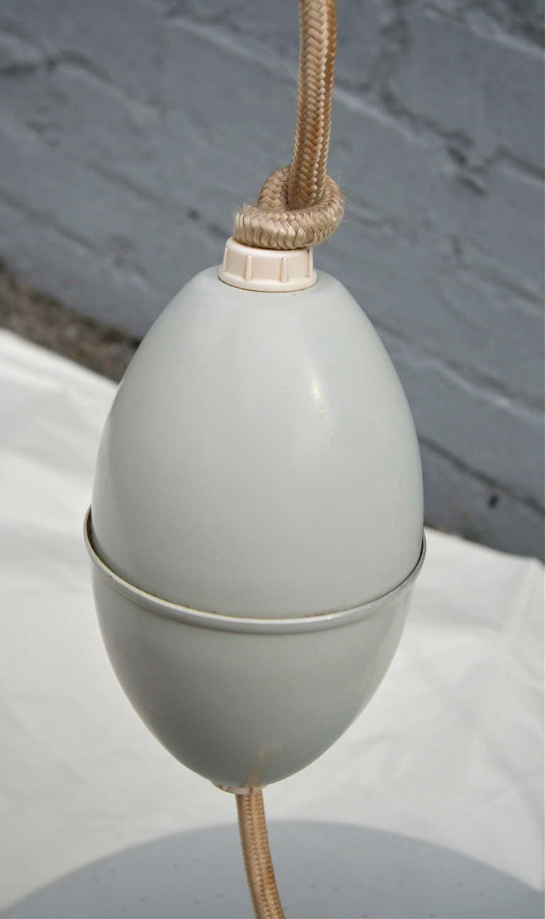 Lampe suspendue en métal blanc et verre de Lightolier des années 1970 sur pied en vente 1