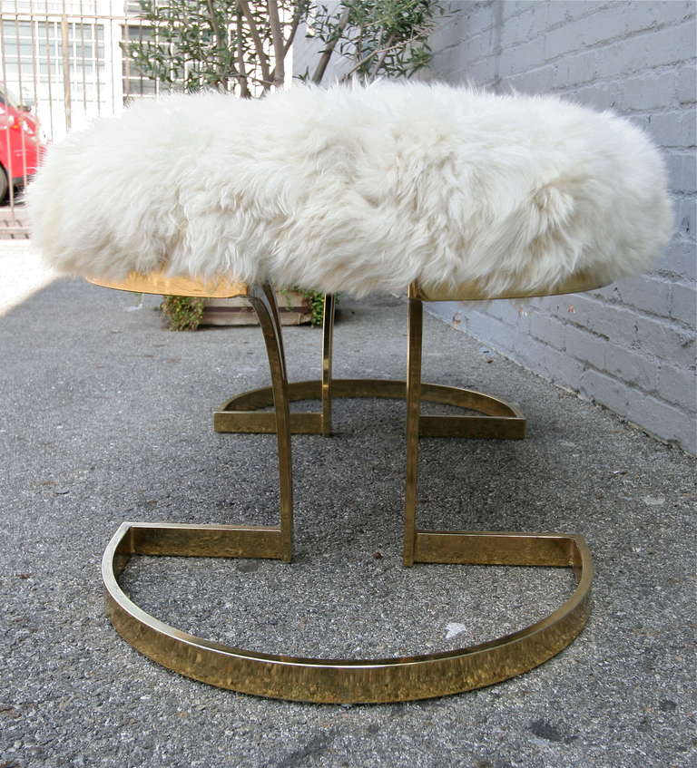 1970s Brass Bench with Ivory Sheepskin Seat In Good Condition For Sale In Los Angeles, CA
