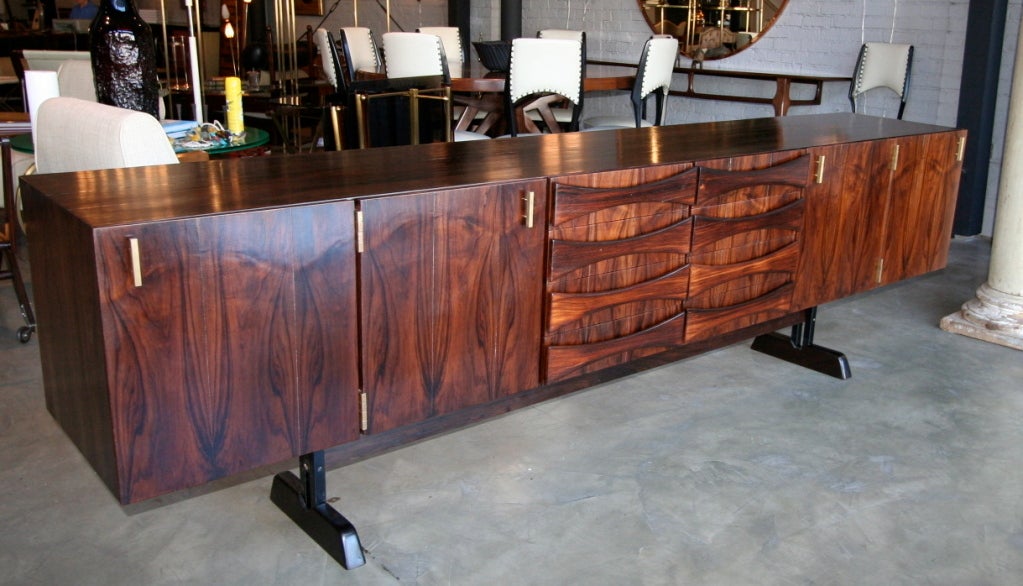 Elegant 60's jacaranda sideboard with 8 drawers and four compartments, brass pulls, by Jorge Zalszupin