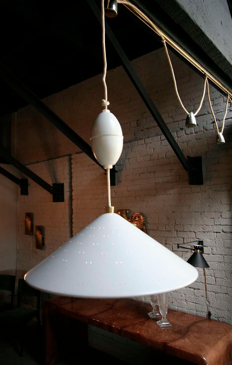 Mid-Century Modern Lampe suspendue en métal blanc et verre de Lightolier des années 1970 sur pied en vente