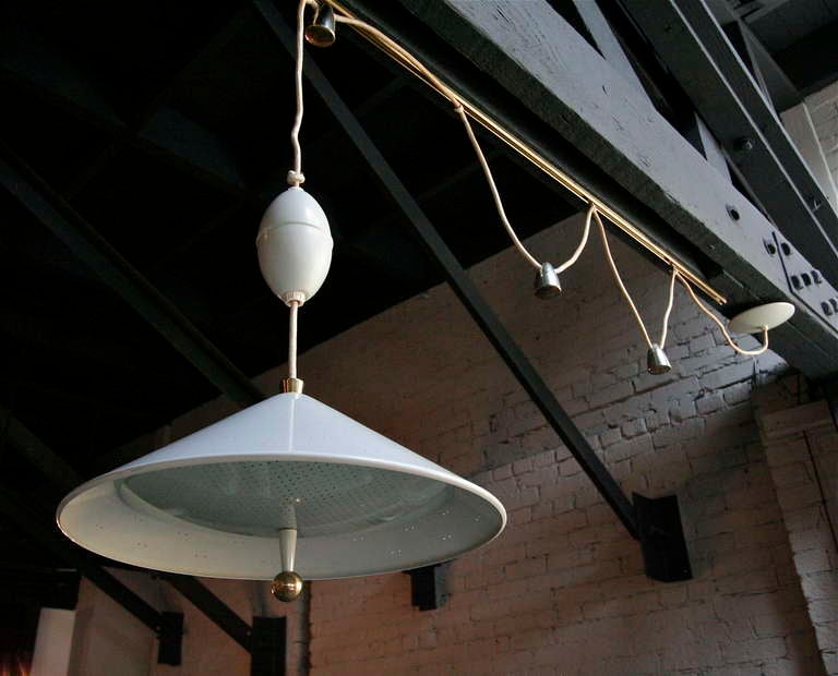 Lightolier 1970 lampe suspendue en métal blanc et verre sur rail. Peut être déplacé le long de la voie. L'étiquette d'identification originale est jointe.
