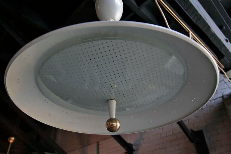 italien Lampe suspendue en métal blanc et verre de Lightolier des années 1970 sur pied en vente