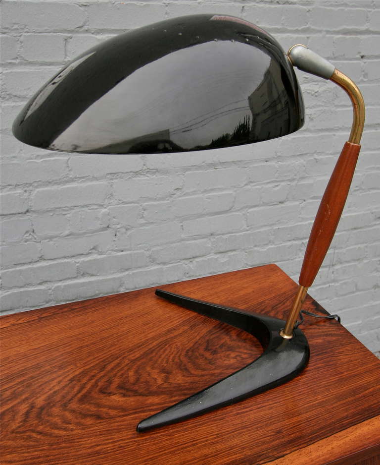 Lampe de bureau ou de table en métal noir par Lightolier des années 1960 avec des détails en bois et en laiton.