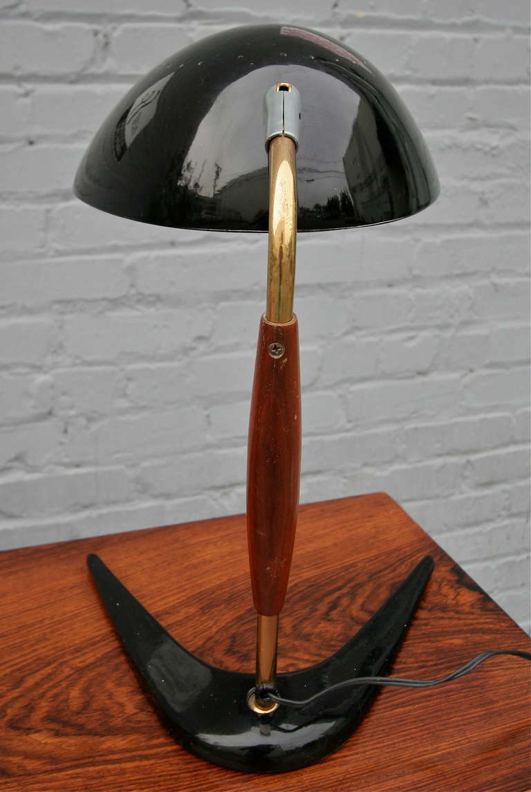 italien Lampe de bureau ou de table Lightolier en métal noir et bois des années 1960 en vente