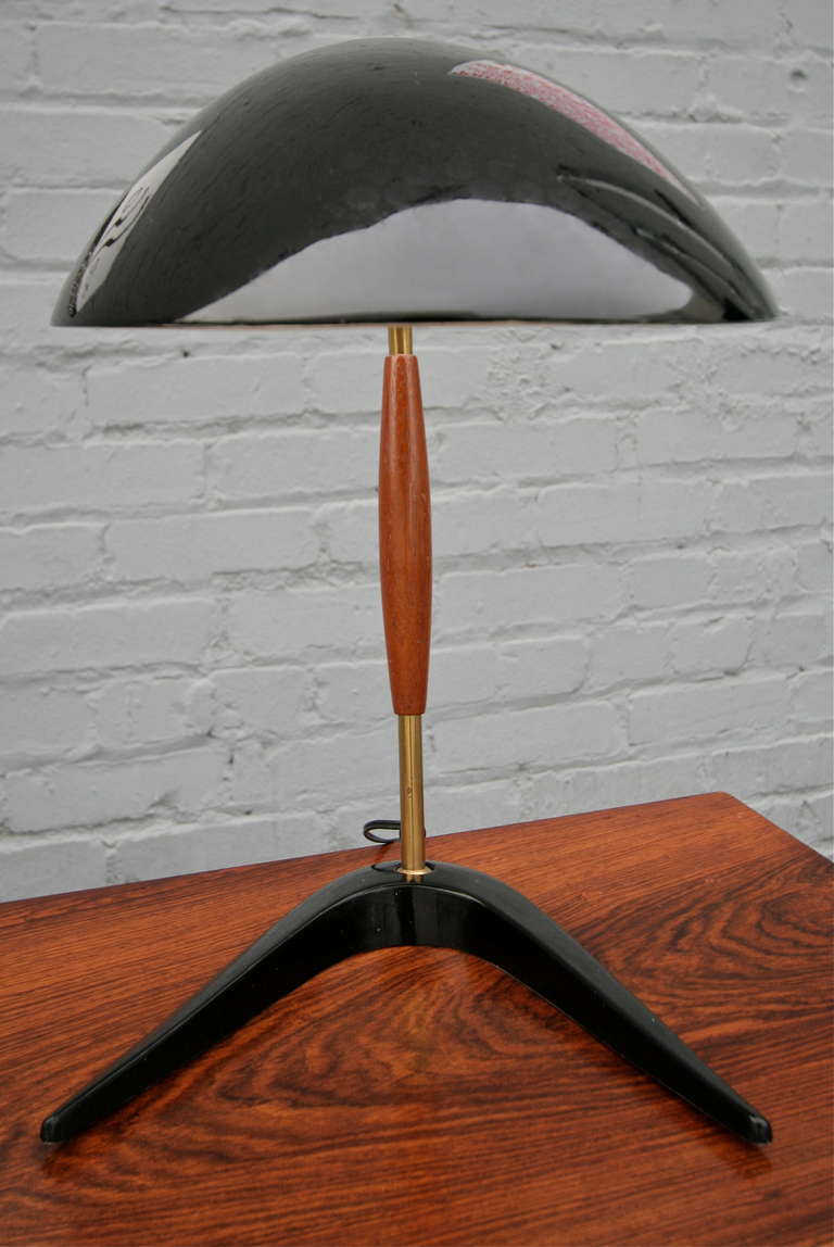 Lampe de bureau ou de table Lightolier en métal noir et bois des années 1960 Bon état - En vente à Los Angeles, CA