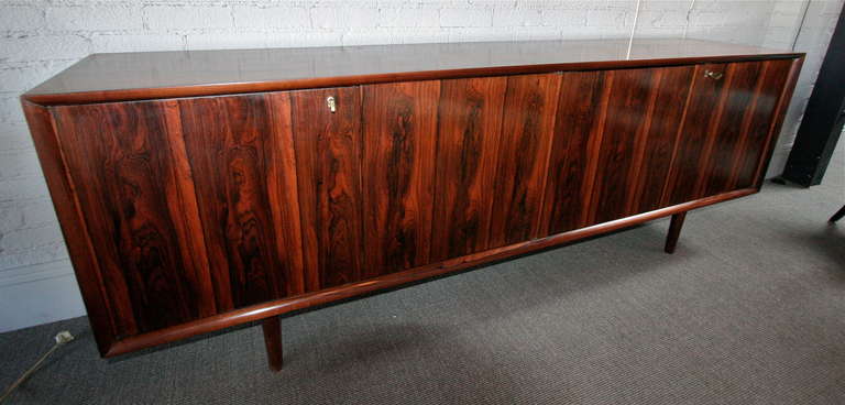 1960s Brazilian jacaranda sideboard / credenza with two cabinets, one with shelves and the other with shelves and drawers.
