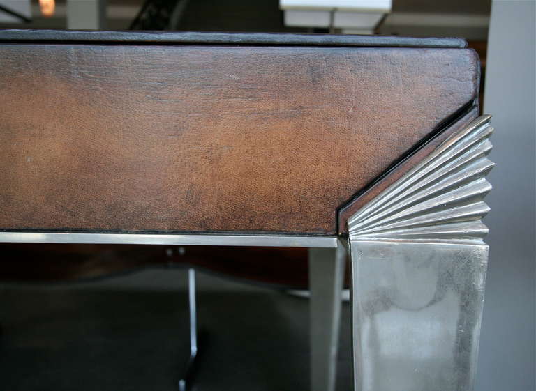 Konsolentisch oder Schreibtisch aus Metall und Leder im Art-déco-Stil der 1930er Jahre (Deutsch) im Angebot