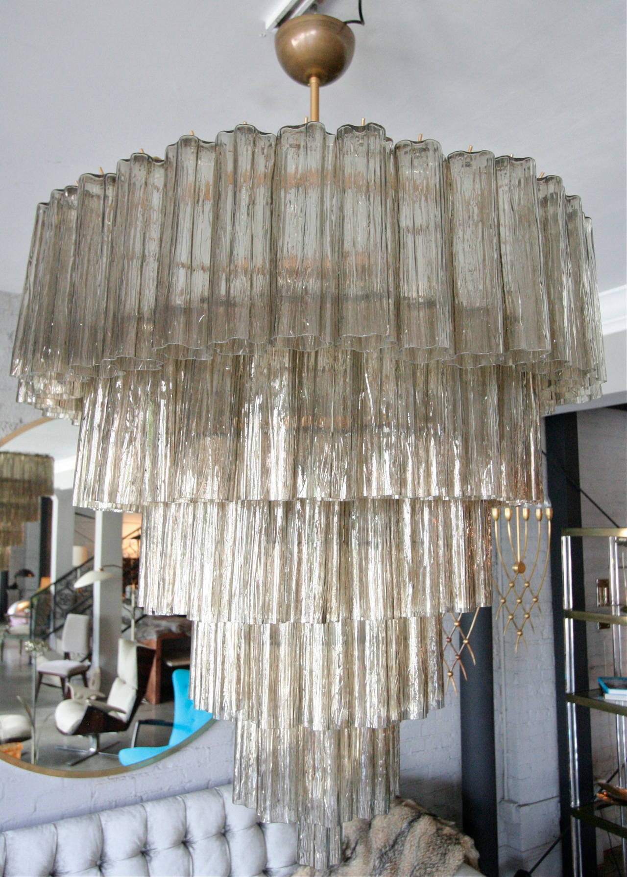 Schöner gestufter Murano-Kronleuchter aus Rauchglas aus den 1970er Jahren mit 121 Tronchi-Glasstücken und 11 Leuchten.
