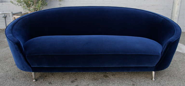 Italienisches geschwungenes Sofa aus blauem Samt im Stil von Ico Parisi, 1960er Jahre (Moderne der Mitte des Jahrhunderts) im Angebot