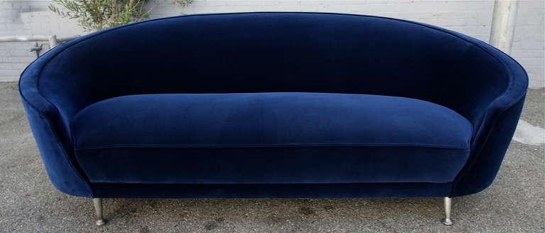 Italienisches geschwungenes Sofa aus blauem Samt im Stil von Ico Parisi, 1960er Jahre im Zustand „Gut“ im Angebot in Los Angeles, CA