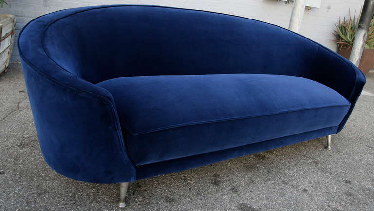 Italienisches geschwungenes Sofa aus blauem Samt im Stil von Ico Parisi, 1960er Jahre (Mitte des 20. Jahrhunderts) im Angebot