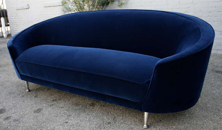 Mid-Century Modern Italian Blue Velvet Curved Sofa in the Style of Ico Parisi, 1960s For Sale