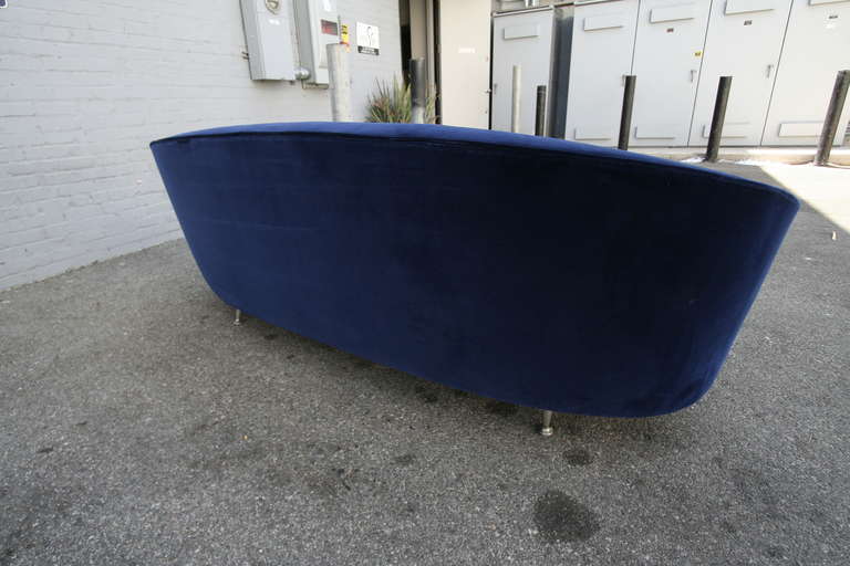 Mid-20th Century Italian Blue Velvet Curved Sofa in the Style of Ico Parisi, 1960s For Sale