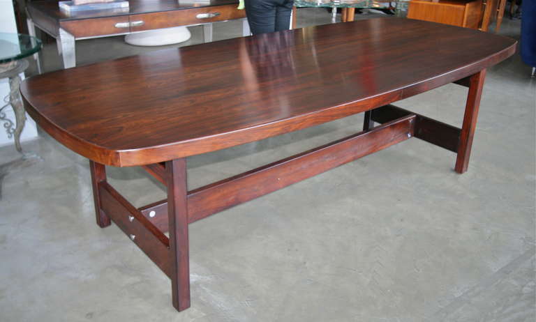 Llidio dining table, circa 1965.
Solid Brazilian jacaranda frame, top with hardwood veneer and edges, 7 cm thick.