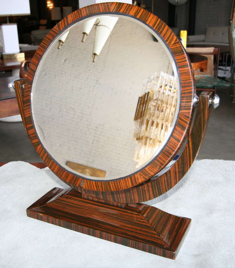 Miroir de courtoisie en bois d'ébène de Macassar des années 1950 avec miroir basculant et accents chromés.