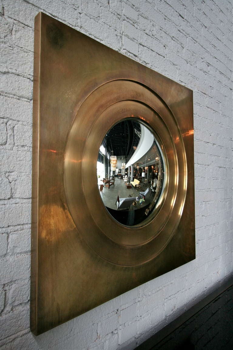 Mid-Century Modern Miroir carré convexe en laiton personnalisé par Adesso Imports en vente