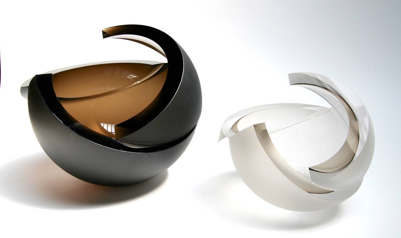 Scultura o vaso in vetro a forma di sfera di armadillo di Anna Torfs in colore fumo con finitura sabbiata. Disponibile in altri colori e finiture.  La spedizione dall'Europa non è inclusa.