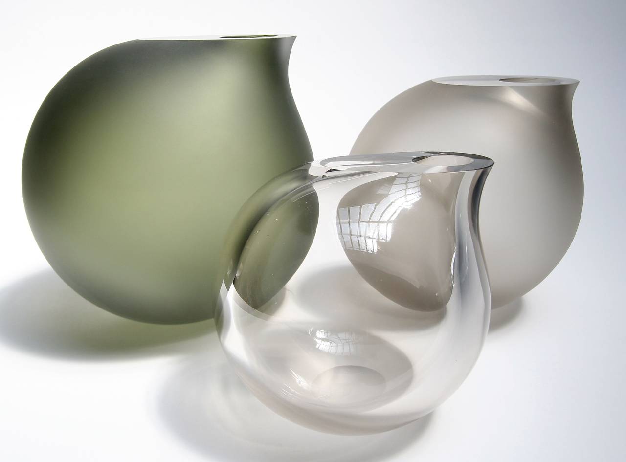 Anna Torfs Vaza Medium Glass Vase or Sculpture in Smoke In New Condition For Sale In Los Angeles, CA