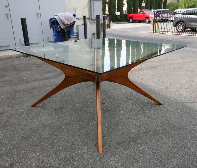 1970s Argentinian Dining Table with Spider Leg in Petiribi Wood In Good Condition In Los Angeles, CA