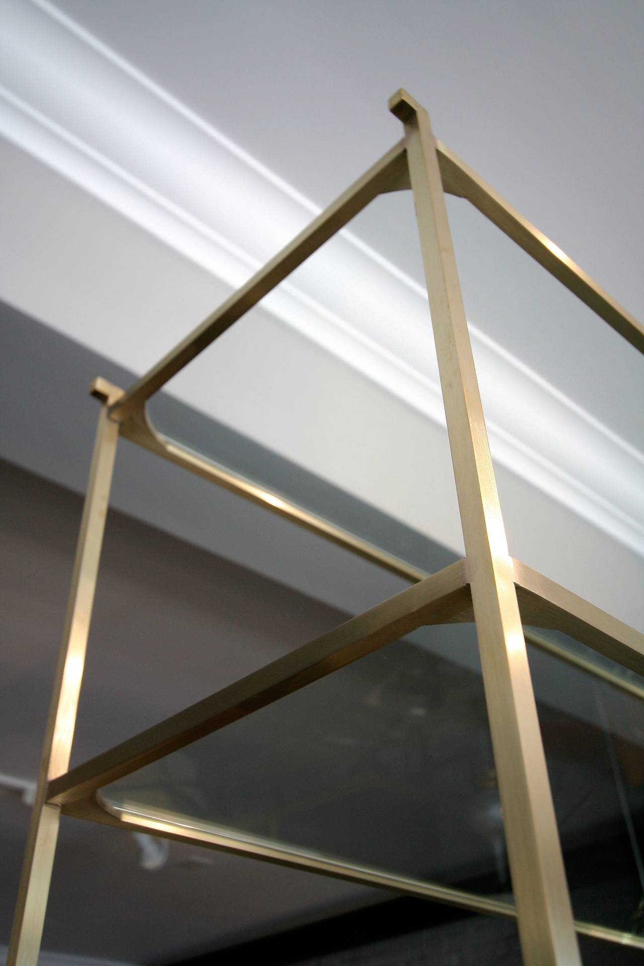 XXIe siècle et contemporain Grande étagère en laiton personnalisée avec étagères en verre par Adesso Imports en vente