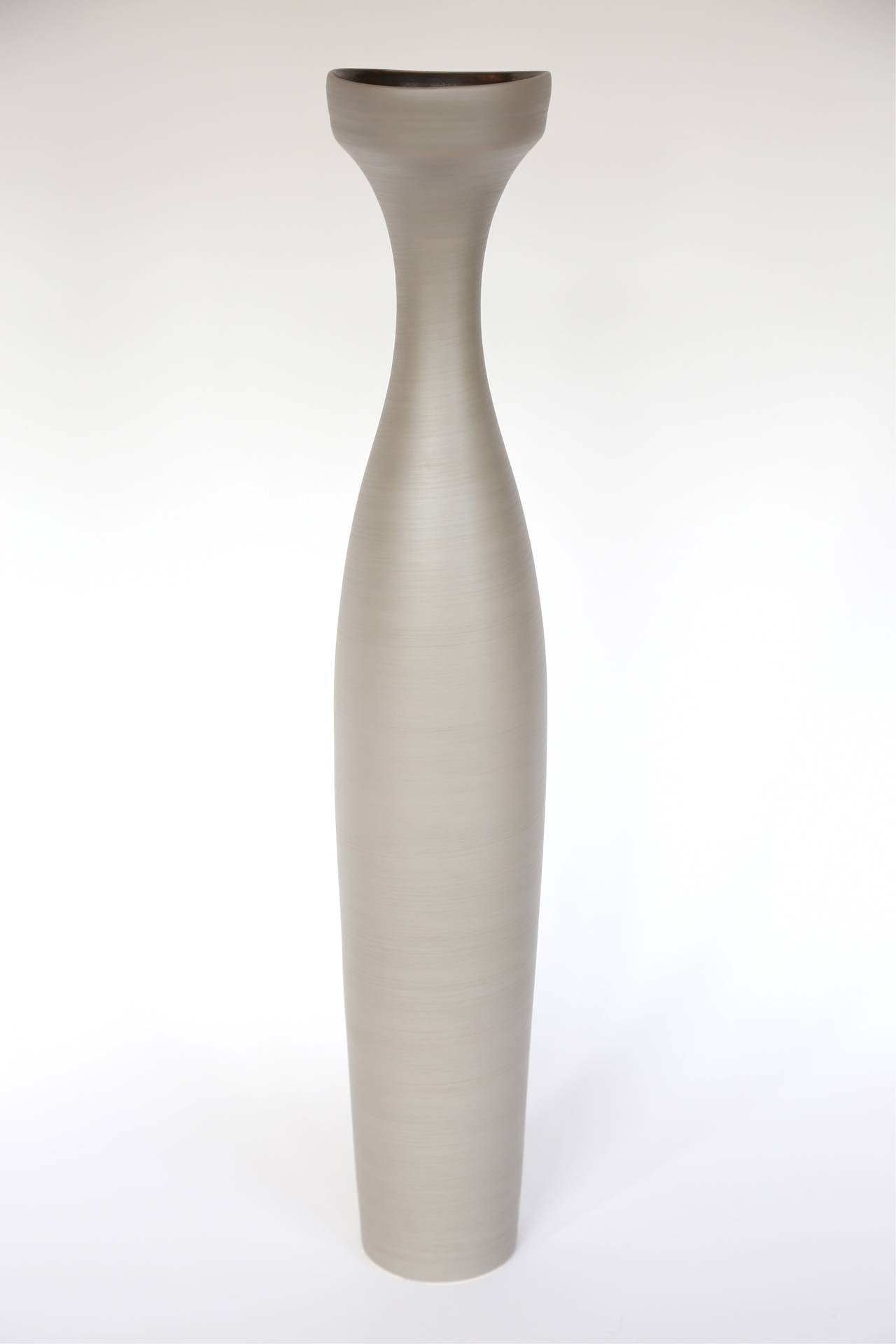 Vases Angel en céramique Rina Menardi faits à la main en lin, bronze foncé et marron clair en vente 1