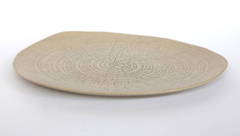 Ciotole e piatti triangolari in ceramica crepata realizzati a mano da Rina Menardi