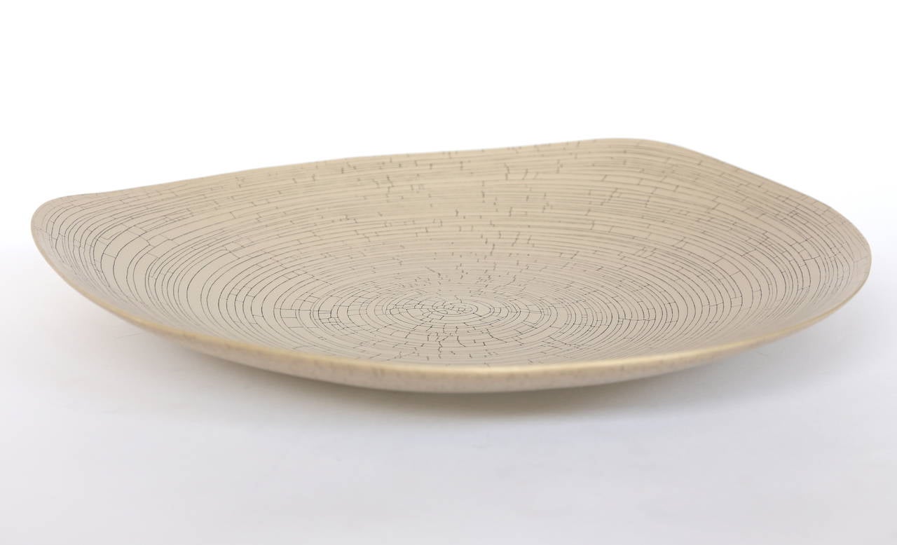 Rina Menardi Handgefertigte dreieckige Keramikteller mit Craquelé-Platten im Zustand „Neu“ im Angebot in Los Angeles, CA