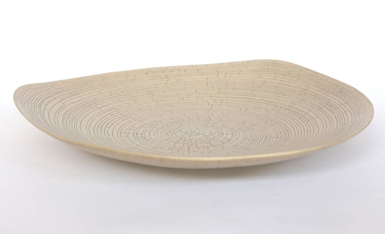 Italiano Piatti triangolari in ceramica crepata fatti a mano di Rina Menardi in vendita
