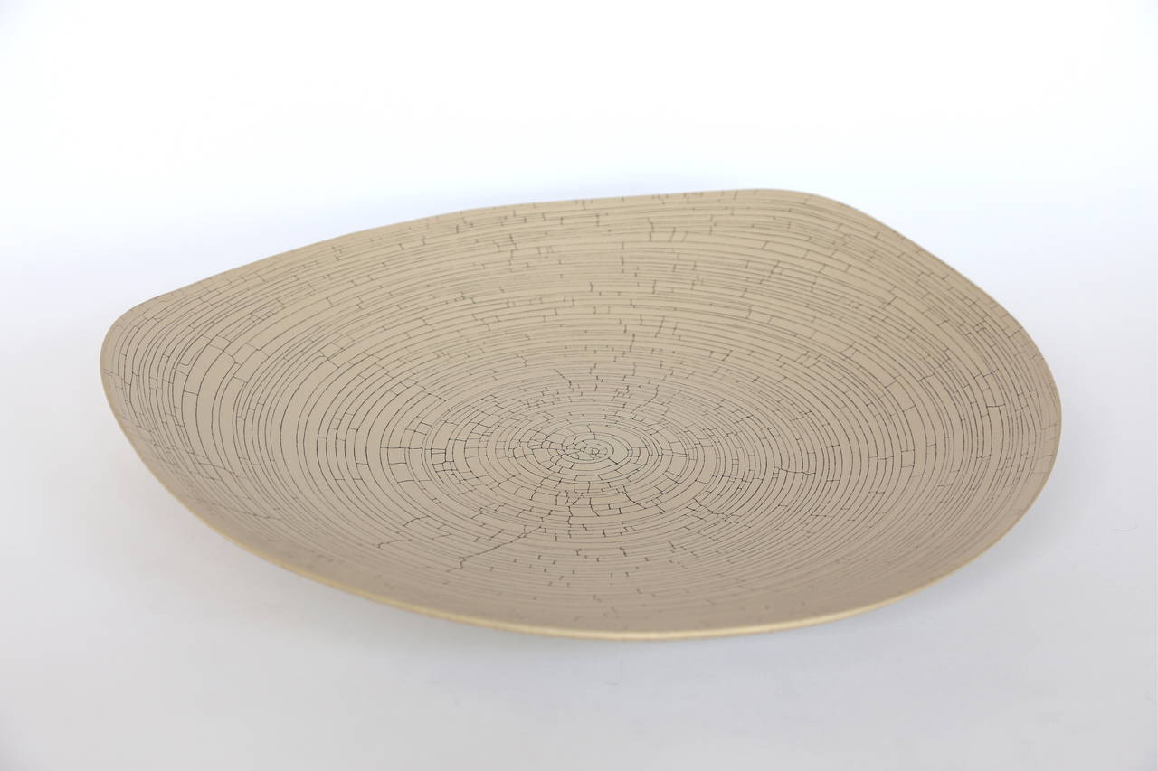 Rina Menardi Handgefertigte dreieckige Keramikteller mit Craquelé-Platten im Angebot 1