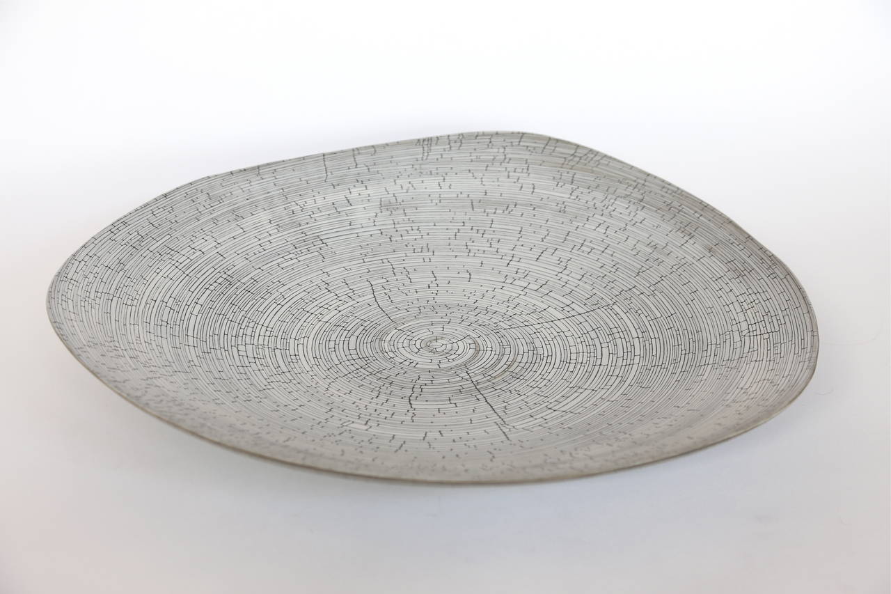 Rina Menardi Handgefertigte dreieckige Keramikteller mit Craquelé-Platten im Angebot 3