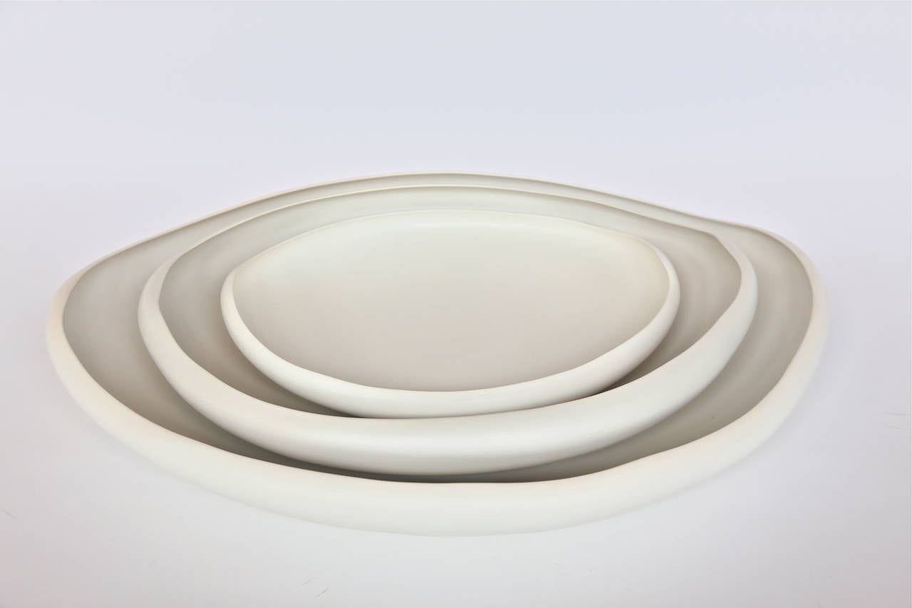 Vassoio in ceramica bianca fatto a mano da Rina Menardi. Può essere ordinato in diversi colori. Prezzo individuale. Realizzato su ordinazione. La spedizione dall'Europa non è inclusa.

Misure: Mini $495 (profondità 14,25