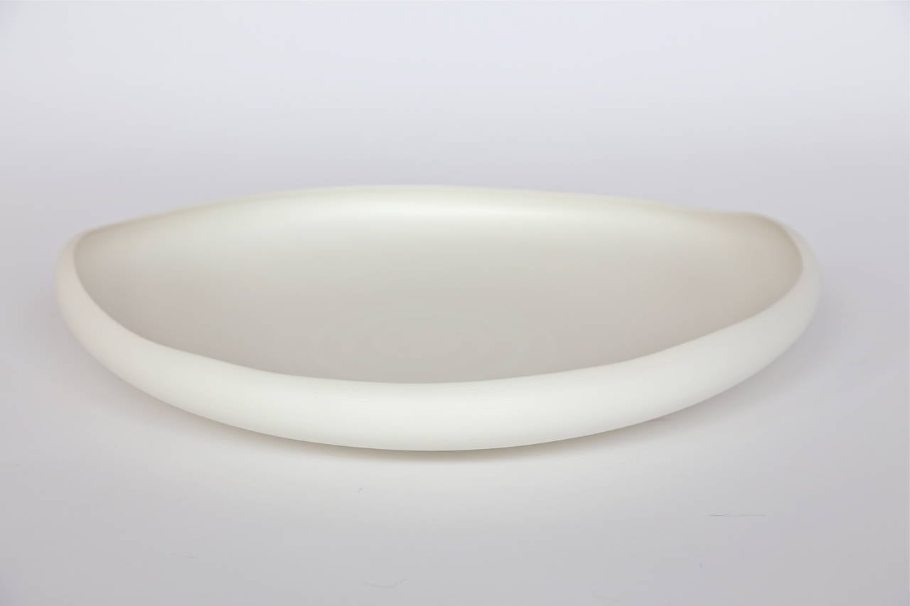 Handgefertigte weiße Lagoon-Tabletts aus Keramik von Rina Menardi im Angebot 1