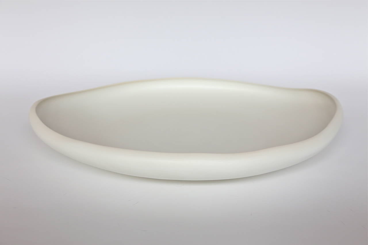 Handgefertigte weiße Lagoon-Tabletts aus Keramik von Rina Menardi im Angebot 3